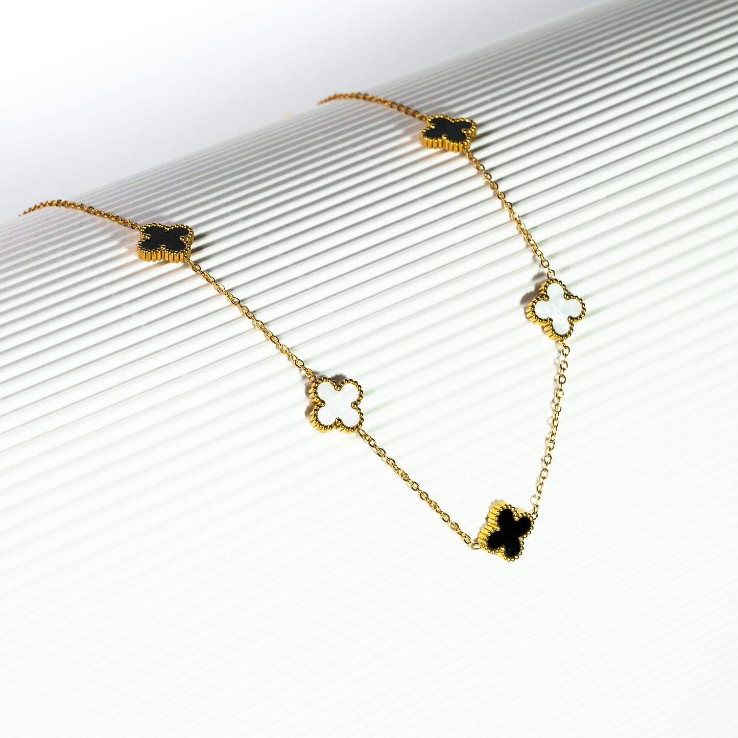 ГЕРДАН LIORA – GOLD, BLACK & WHITE